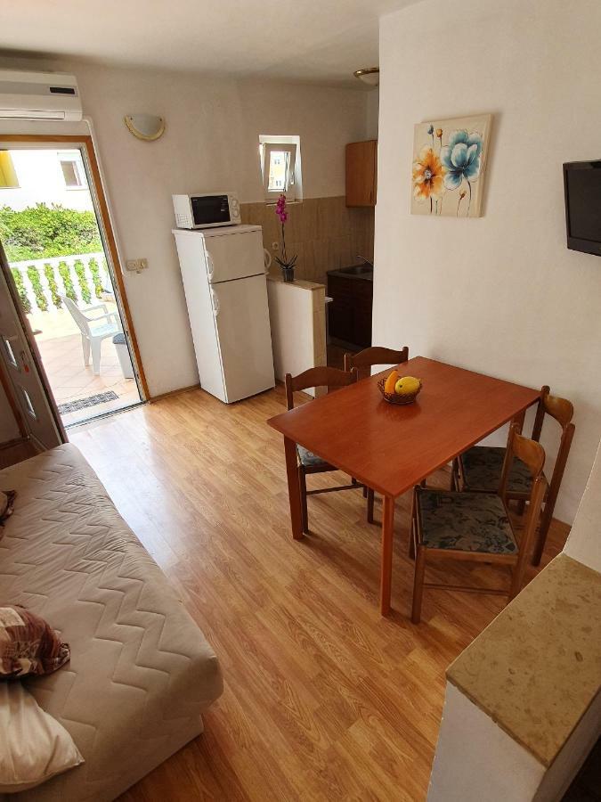 Apartments Slavica ราบ ภายนอก รูปภาพ